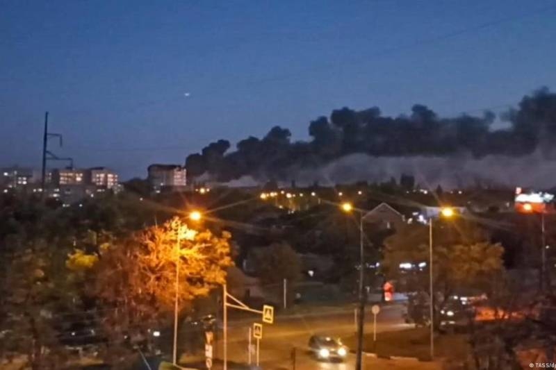<br />
Военный самолет ВКС РФ Су-30 упал на жилой дом в Иркутске 23 октября 2022 года                