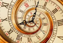 Айфон из 1937 года? На старой картине нашли доказательства путешествий во времени