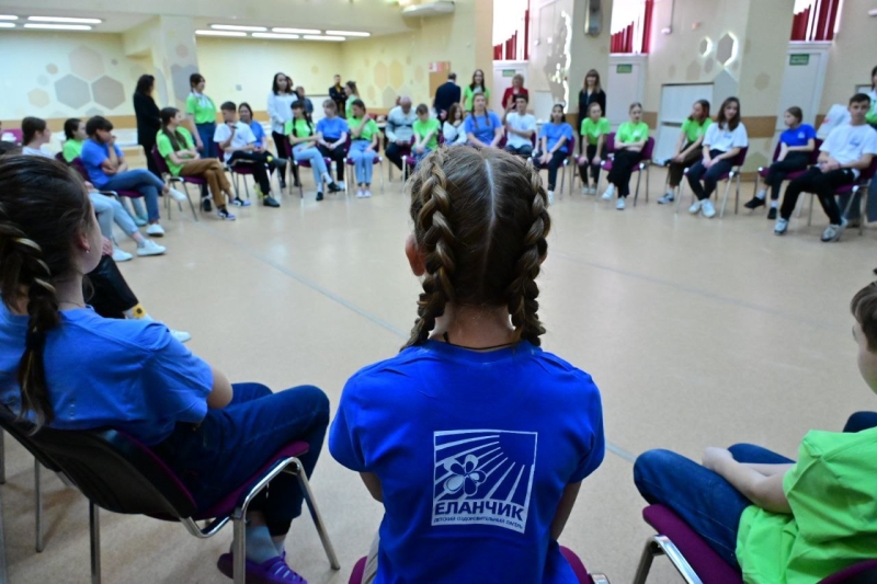 Губернатор Челябинской области Алексей Текслер встретился со школьниками из Донбасса