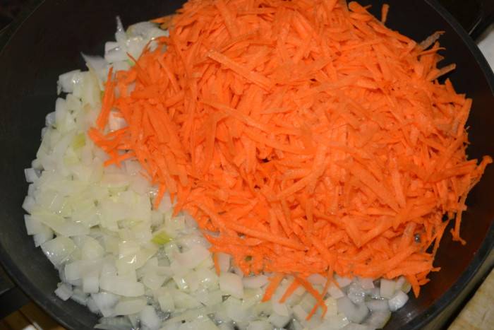 <br />
Простой секрет: как сделать зажарку из лука и моркови еще вкуснее                