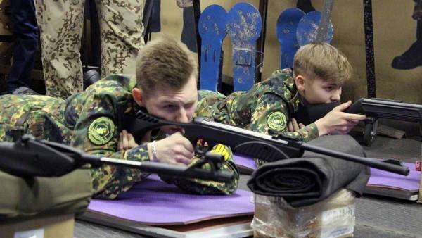<br />
В школах России могут ввести военную подготовку: когда это произойдет                