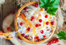 Быстрый и вкусный рецепт квашеной капусты, которая не потемнеет и не будет горчить