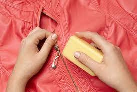 <br />
Как оперативно решить проблему с заедающей молнией на одежде                