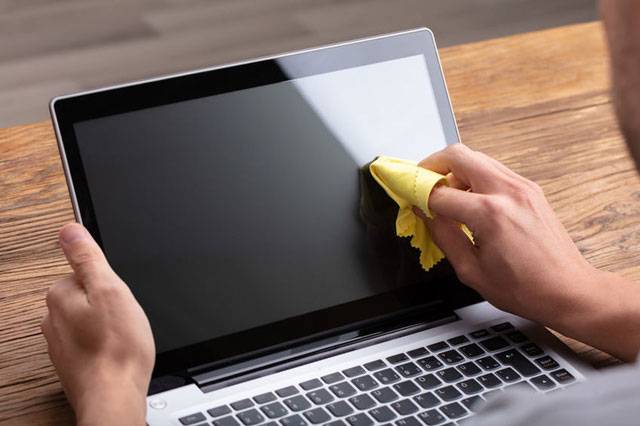 <br />
Как правильно чистить экран ноутбука, чтобы его не повредить                