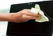 Как правильно чистить экран ноутбука, чтобы его не повредить