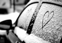 Как убрать ледяную корку на лобовом стекле автомобиля