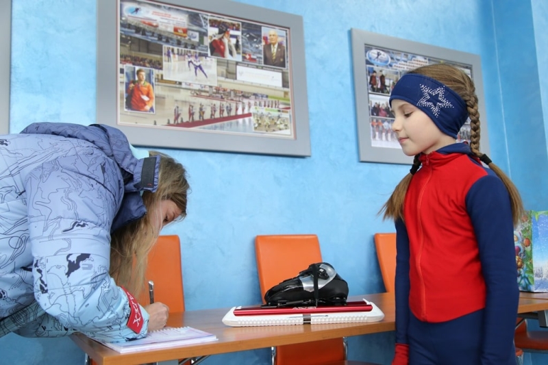 Конькобежка Ольга Фаткулина исполнила мечту 8‑летней спортсменки