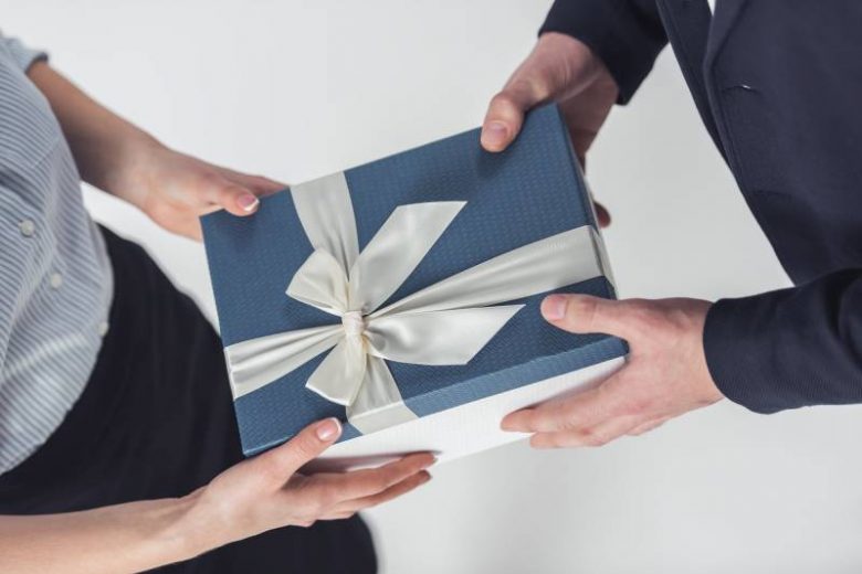 <br />
Праздник пополам: в каких случаях супругам придётся делить новогодние подарки                
