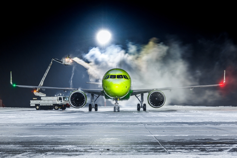 В челябинском аэропорту рассказали, как защищают самолеты от ледяной корки