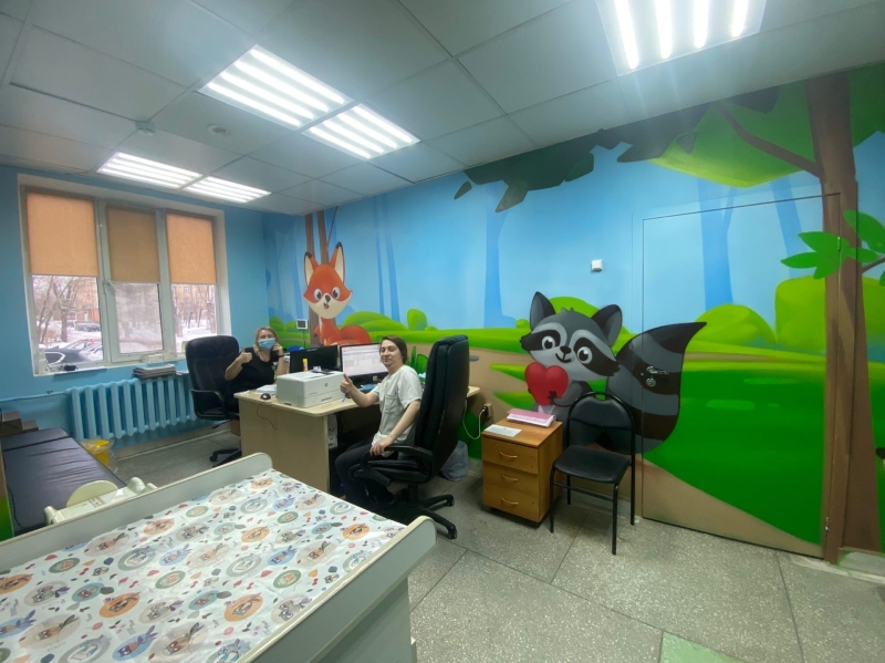 Художники расписали стены детской поликлиники в Пласте