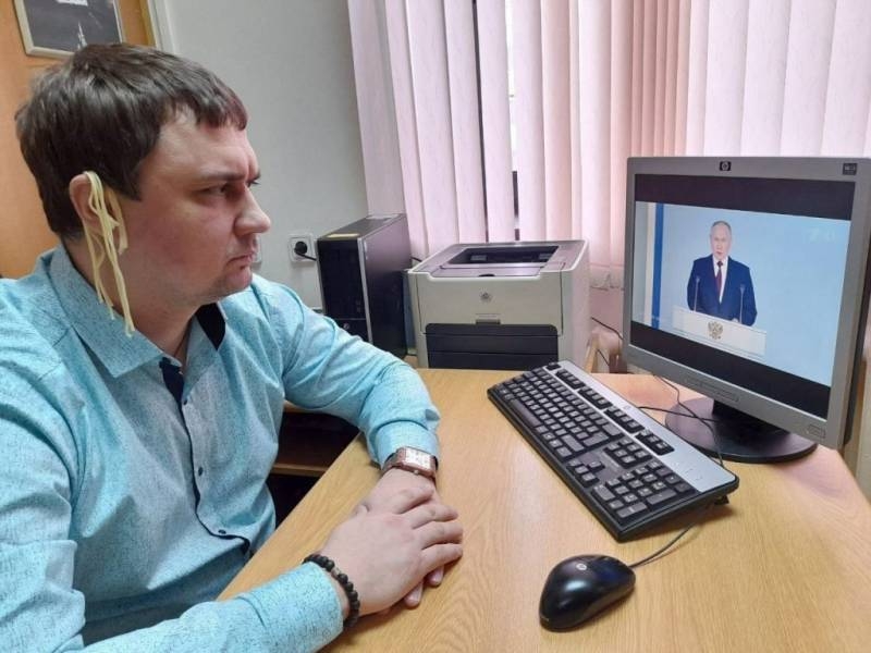 <br />
«Нелицеприятный снимок»: депутат КПРФ Михаил Абдалкин сфотографировался с лапшой на ушах во время просмотра послания Путина                