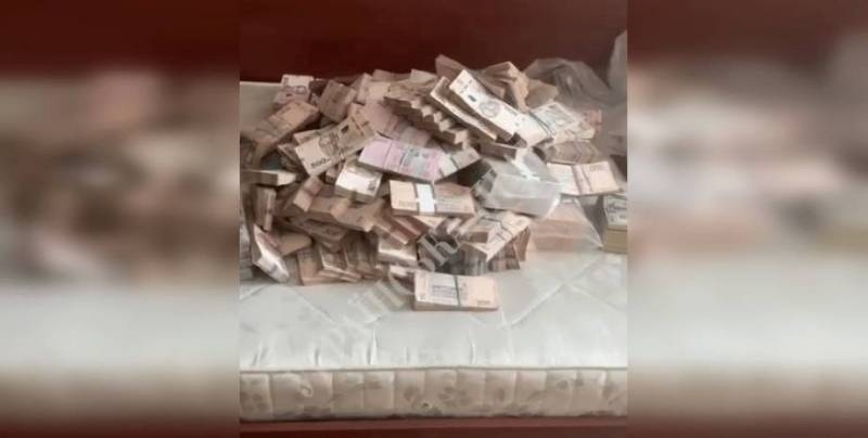 <br />
Пачки денег в диване: у замминистра обороны Украины Александра Миронюка обнаружили 1 млн долларов                