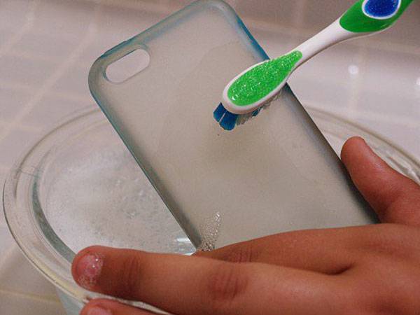 <br />
Прозрачный, как новый: как очистить от желтизны силиконовый чехол для смартфона                