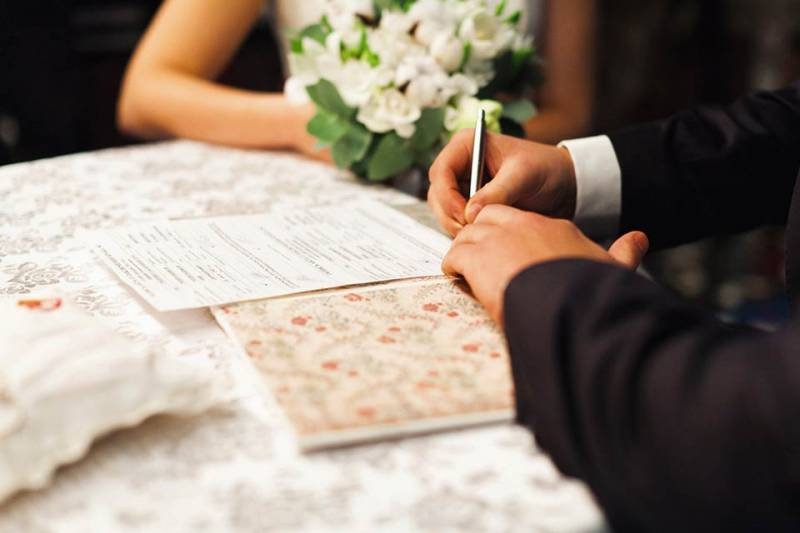 <br />
Свадебные приметы: стоит ли менять фамилию в браке                