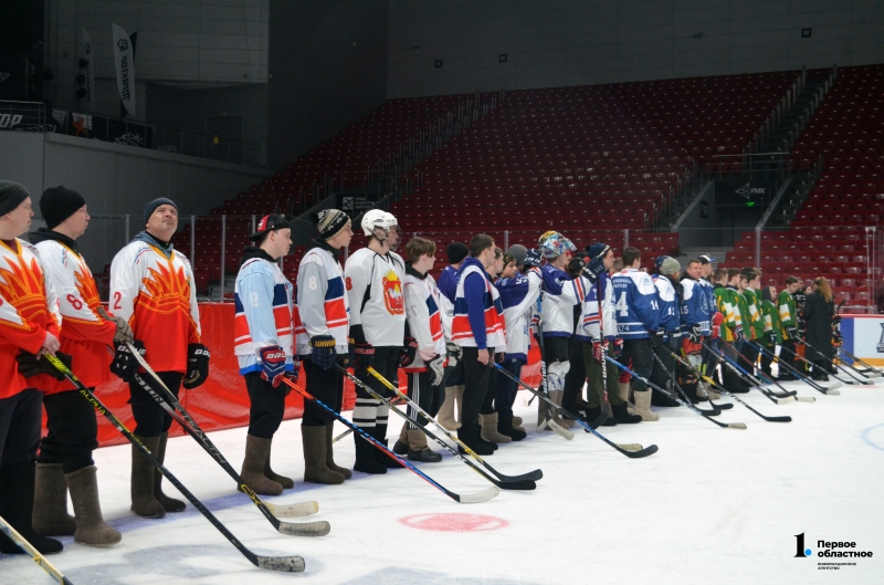 В Челябинске проходит турнир по хоккею с мячом в валенках
