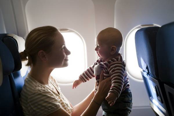 <br />
Эффективно и быстро: как успокоить плачущего в самолете ребенка                