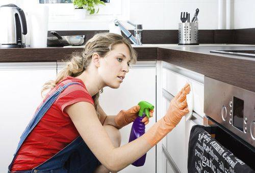 <br />
На заметку хозяйке: чем отмыть старый липкий жир с кухонных шкафчиков за пять минут                