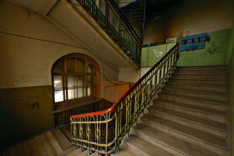 <br />
Почему в советских многоэтажках лестницы закручивались против часовой стрелки                