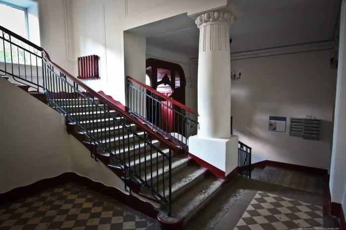 <br />
Почему в советских многоэтажках лестницы закручивались против часовой стрелки                