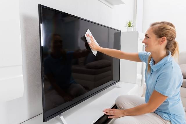 <br />
Правила чистки: чем протирать экран телевизора, чтобы не повредить его                