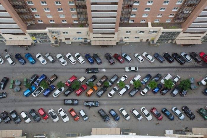 <br />
Юрист рассказала, как припарковаться во дворах многоэтажек, чтобы не получить штраф                