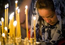 Конфеты и священник: как правильно поминать усопших после Пасхи