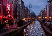 Неспокойный квартал красных фонарей: почему взбунтовались проститутки Амстердама