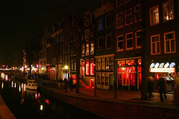 <br />
Неспокойный квартал красных фонарей: почему взбунтовались проститутки Амстердама                