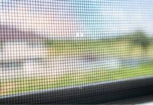 Как правильно заклеить дырки в москитной сетке: пять эффективных и быстрых методов