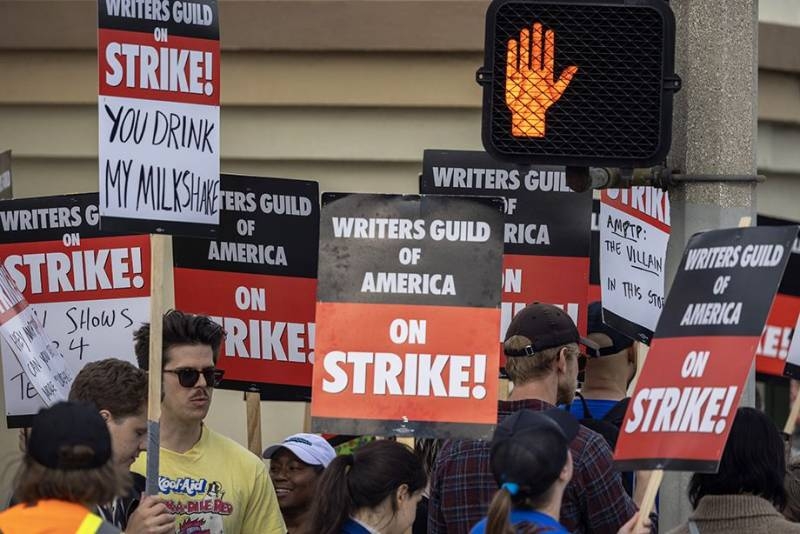 <br />
«Простой Голливуда»: в США проходит забастовка сценаристов, к которой присоединились и звезды                