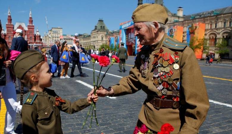 <br />
Смотреть Парад Победы в Москве 9 мая можно не выходя из дома, онлайн-трансляция грандиозного военного парада                