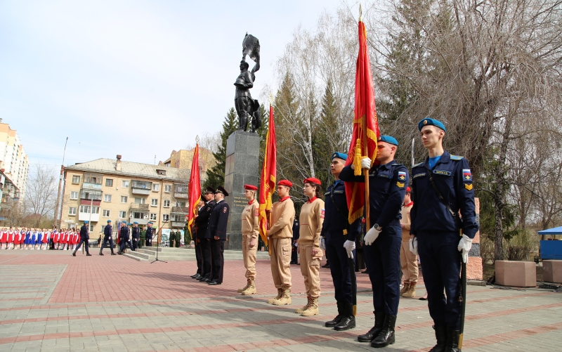 Ветеран СОБРа из Челябинской области воссоздает боевые знамена времен Отечественной войны