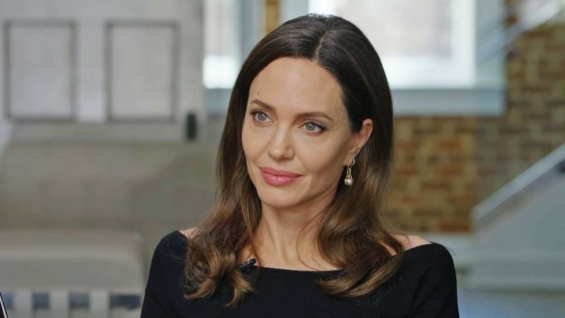 <br />
Роковая красотка из Голливуда: как Анджелина Джоли «украла» и бросила Брэда Питта                