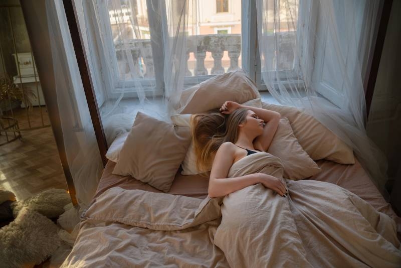 <br />
Сон в летнюю ночь: почему нельзя спать с открытыми окнами даже летом                