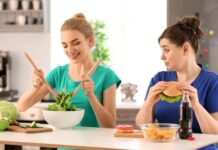 Врач из Японии рассказал о хитрости за столом, которая поможет сбросить до 8 килограммов