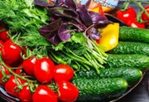 Врач-терапевт назвала овощи и фрукты, в которых чаще всего встречаются паразиты
