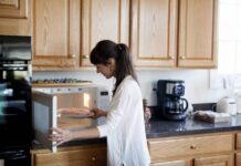 Четыре быстрых и эффективных способа очистки микроволновки