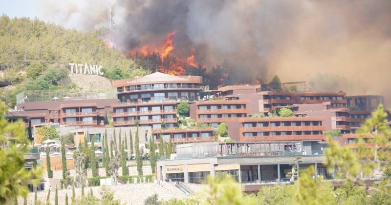 <br />
Что известно о разбушевавшейся стихии в Турции: пожары подобрались к отелям                