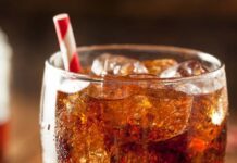 Жителям России рассказали, как изменится стоимость соков и газировок с 1 августа 2023 года