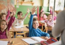 Изменения в школьных правилах в 2023 году: за что учитель имеет право ставить двойку и как оценивают поведение