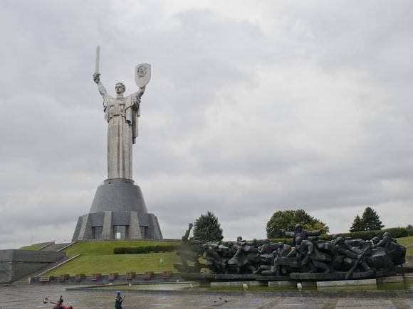 <br />
Монумент «Родина-мать» в Киеве остался без советского герба: почему на его место установили трезубец                