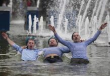 Странные традиции «крылатой пехоты»: почему на День ВДВ 2 августа 2023 года десантники купаются в фонтанах и разбивают бутылки о головы