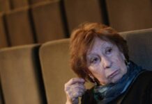 Скандал вокруг Лии Ахеджаковой: флаг Украины и обвинения в дискредитации ВС России