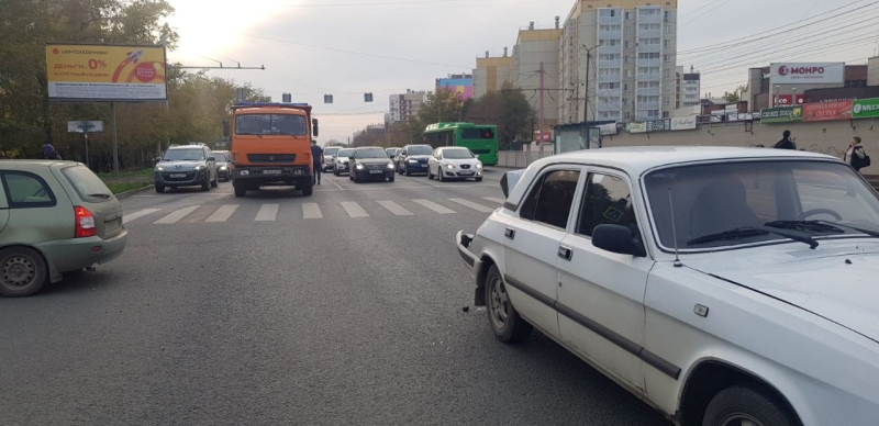 КамАЗ столкнулся с «Волгой» в Металлургическом районе Челябинска