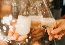 Международный день шампанского 21 октября: искрящиеся открытки и поздравления