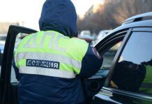 Новый повод для лишения прав: какие наклейки на автомобиле запрещены