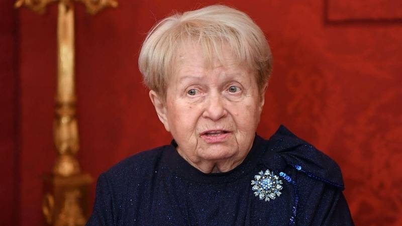 <br />
Пахмутова находит силы в воспоминаниях: жизнь после смерти Добронравова                