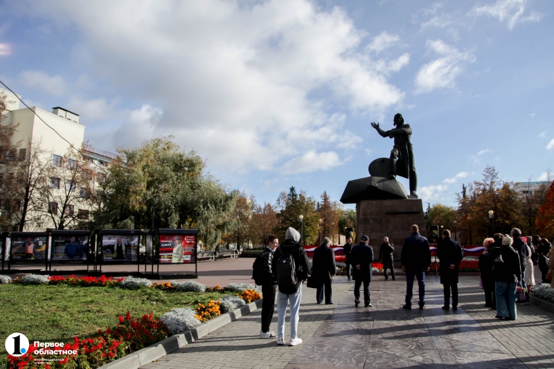 В центре Челябинска открыли фотовернисаж в честь дорожников