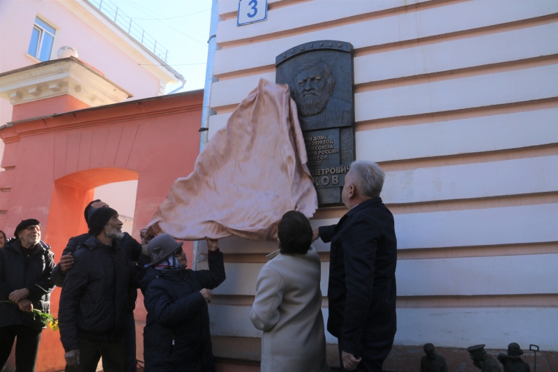 В Магнитогорске открыли мемориальную доску местному скульптору Геннадию Плахову
