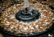 Кто забирает себе мелочь, которую бросают в фонтаны разных городов мира, чтобы вернуться